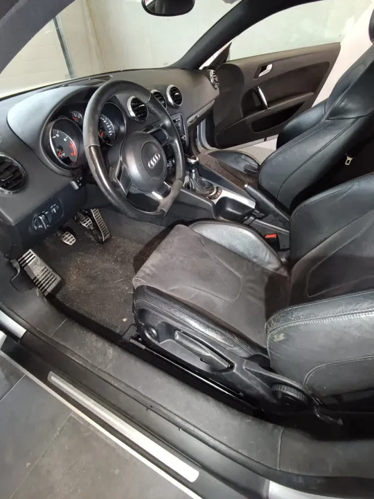 Audi · místo řidiče — Před