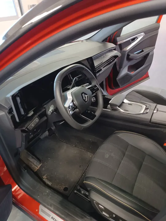 Renault · přední sedadla — Před