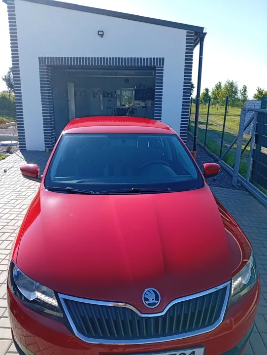 Škoda · červený lak — Exteriér