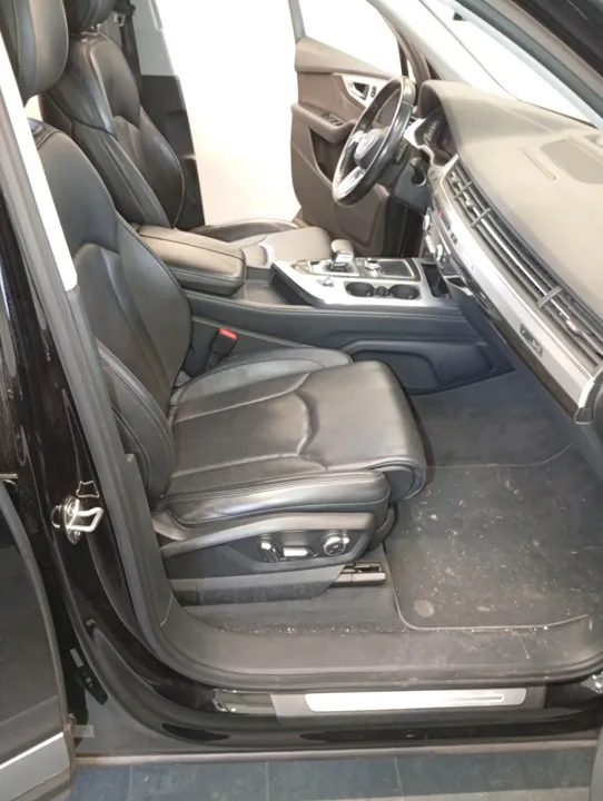 Audi · kožený interiér — Před