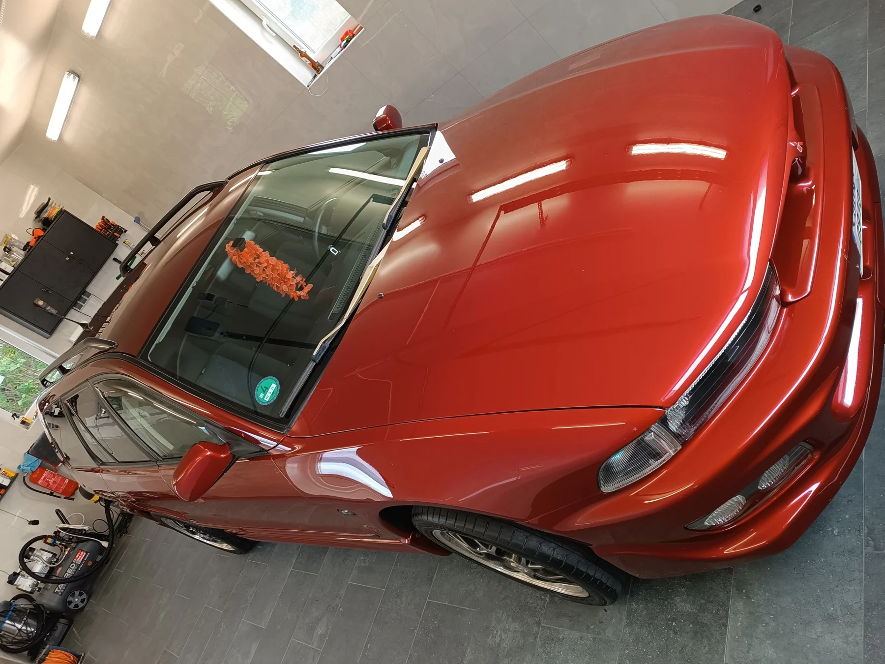 Zářivě červený Mitsubishi po péči ve studiu MMM Auto Detailing